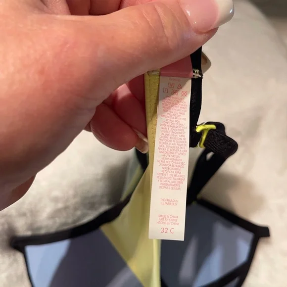 Victoria’s Secret 32C - Picture 6 of 7